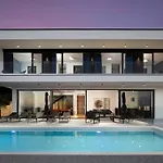 Вилла Luxury Dali - 42 M2 Infinity Pool & Wellness